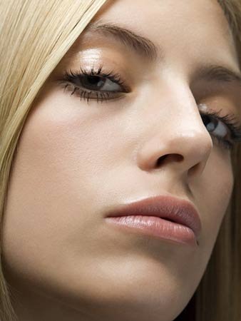 五個小技巧防止口紅花妝