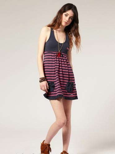 彩色條紋:PRADA給力長短裙裝輕盈曼妙