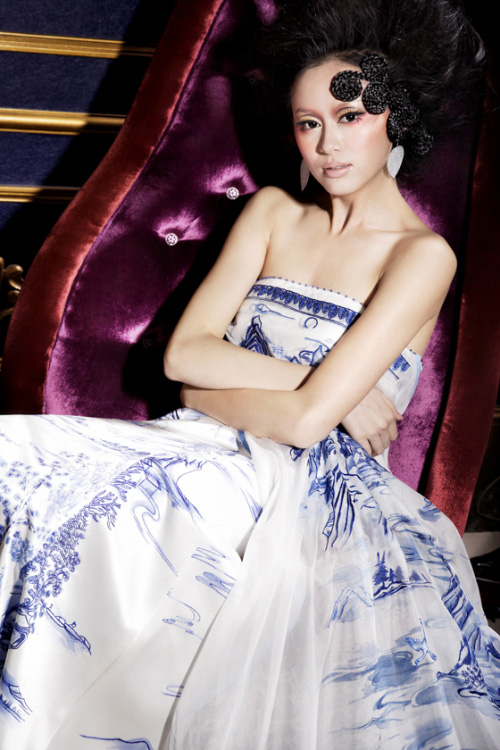 �w����һ��Ů���Ʒƾ������� �໨�ɶY���@�Ї����