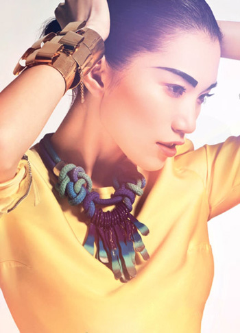 游離于硬朗與溫柔 明艷印花珠寶風潮