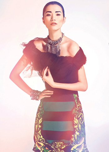 游離于硬朗與溫柔 明艷印花珠寶風潮