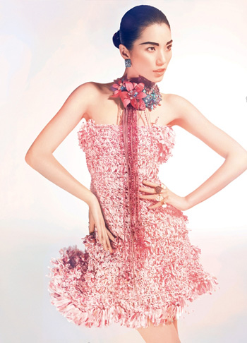 游離于硬朗與溫柔 明艷印花珠寶風潮