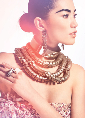 游離于硬朗與溫柔 明艷印花珠寶風潮