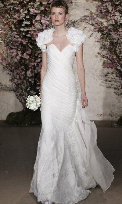 2012婚紗新趨勢 復古肩袖襲來