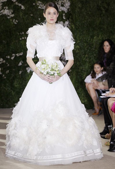 2012婚紗新趨勢 復古肩袖襲來