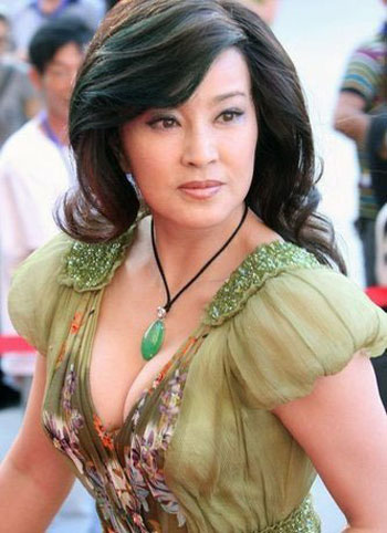 囧態畢露 22位女星“爆乳”拼性感