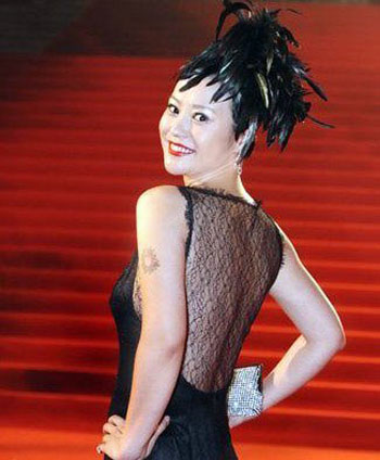 囧態畢露 22位女星“爆乳”拼性感