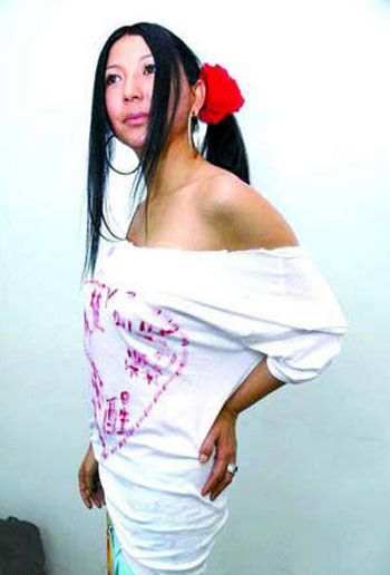 囧態畢露 22位女星“爆乳”拼性感