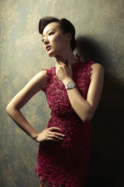 光與影的縫隙:鏤空旗袍演繹伯爵女表