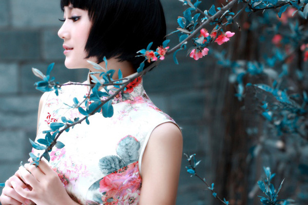 ϲ�����۵�Ů��