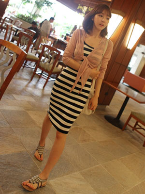 連衣裙穿到秋 只需一件針織衫