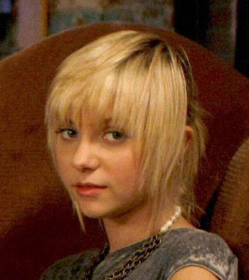 緋聞5即將開播 搖滾小J妝容進化史