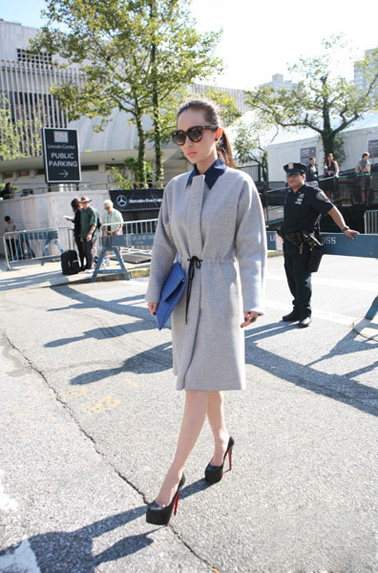 約時裝周:霍思燕氣場十足霸氣外露