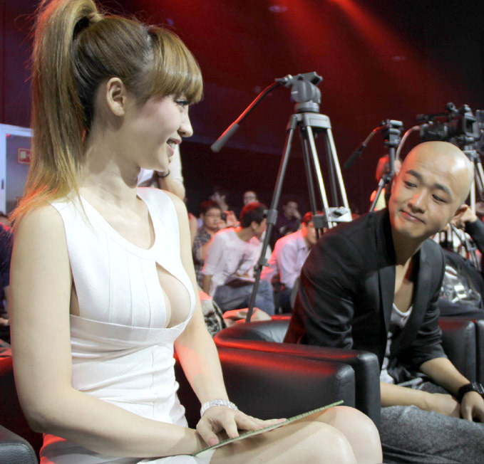 ���r�Ը��b��¶���� ���˼��w����