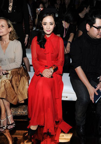 楊冪性感拼范爺 米蘭時裝周氣場強