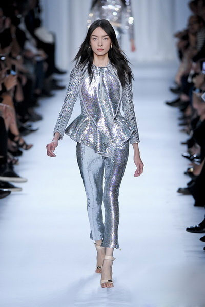 �����r�b�㣺�O�ºڰ�֮��