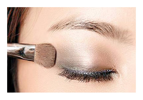 如何畫煙熏妝?小清新速變魅女郎!