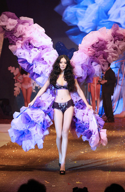 超模艾尚真:戴著兩米五的翅膀走T臺