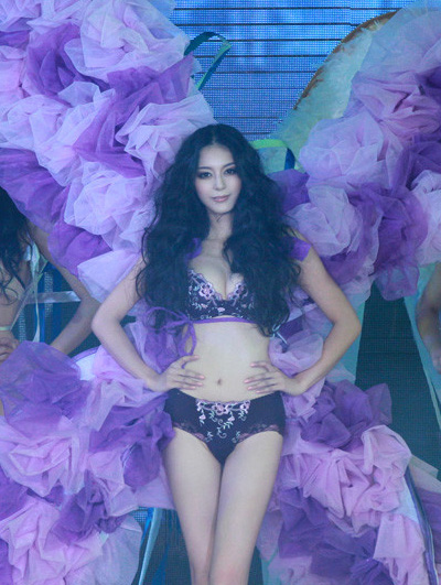 超模艾尚真:戴著兩米五的翅膀走T臺