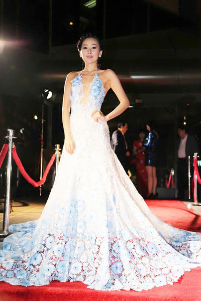 周揚著青花蕾絲秀中國風 中美電影節紅毯秀