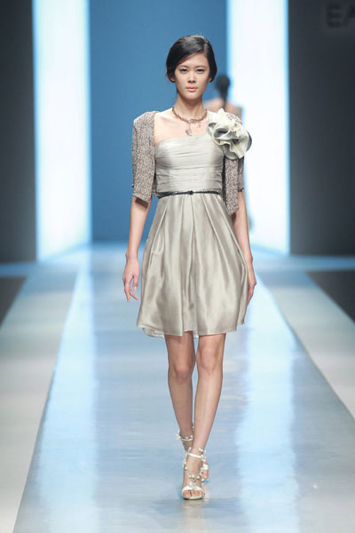 �Ї����H�r�b��EACHWAY���w����2012���ĕr�b�l����