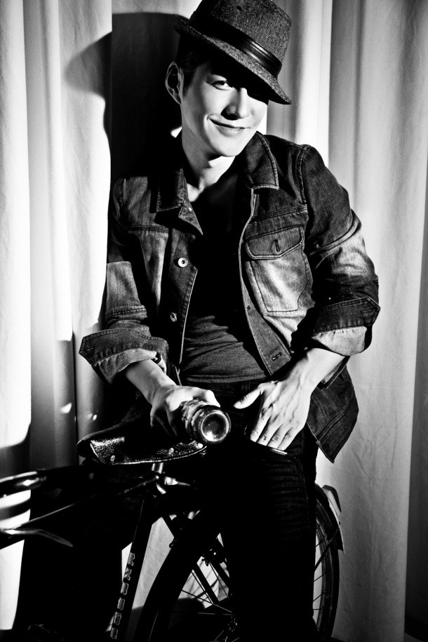 ��ɫ�������ڰ׏͹Ō��� ţ��ñ��͹�����܇