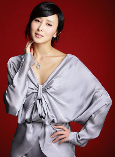 胡靜圖片演繹奢華成熟魅力