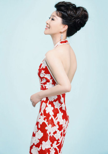 民歌手祖海裸肩旗袍秀性感身段