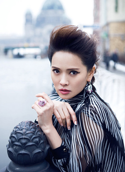 伊能靜鏤空魚尾裝性感似美人魚