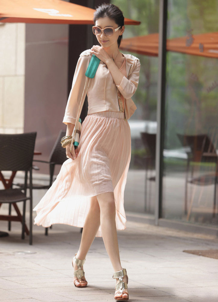 ����ƫ�ۃ�ɫ�b�� �h����ɫ���@Ů�Ի�