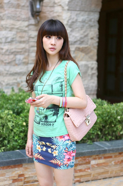 柳巖簡單清爽搭 綠色短T緊身花裙