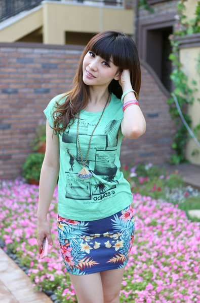 柳巖簡單清爽搭 綠色短T緊身花裙