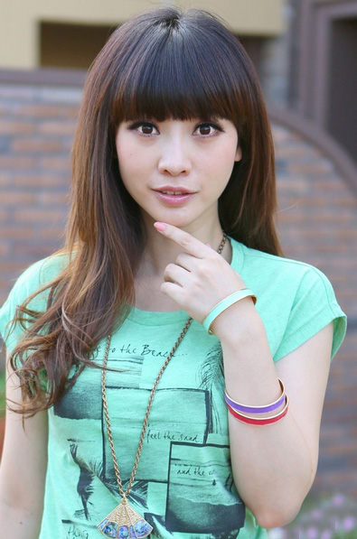 柳巖簡單清爽搭 綠色短T緊身花裙