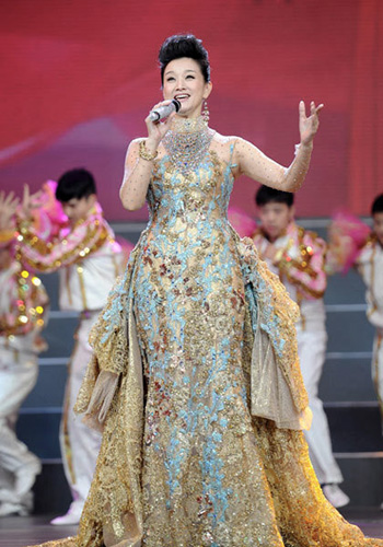 華麗來襲!宋祖英高聳發髻刺繡禮服超隆重