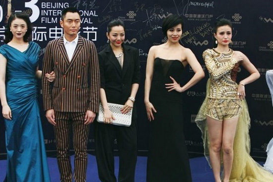 甄嬛劇組亮相藍毯