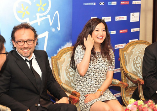 趙薇亮相巴黎 獲法國男演員吻手