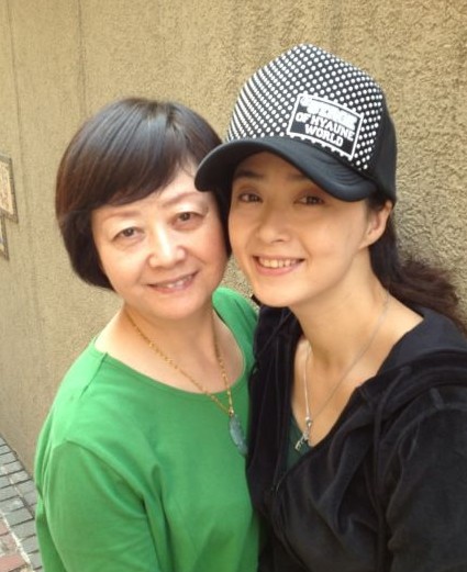 蔣欣曬出與媽媽合影 外型酷似被侃有兩個華妃