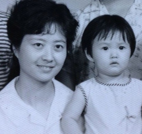 蔣欣曬出與媽媽合影 外型酷似被侃有兩個華妃