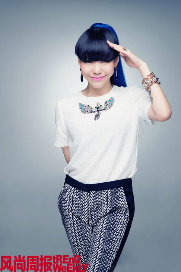 ��Ī���������b���� �������չ��һ���r(sh��)��Ů�����(ch��ng)