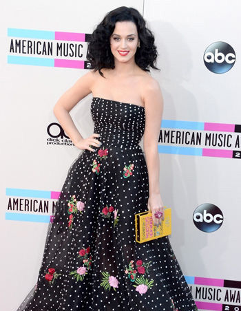 中外女神都愛復(fù)古卷發(fā)