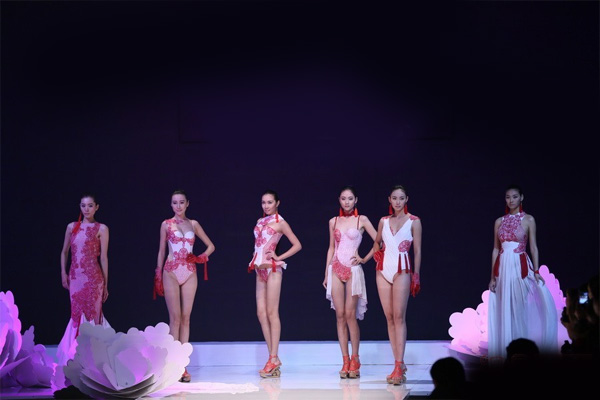 劉曉慶青花泡泡禮服再扮嫩 “中國風(fēng)”驚艷盛典