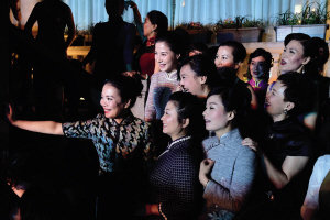 ���챱ɽ�ַ·�Խ����һ����ǰ