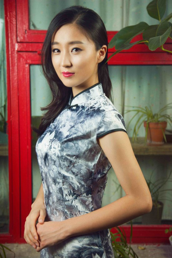 張穎旗袍寫真 展現(xiàn)最美民族風(fēng)情