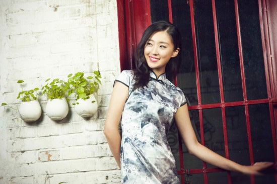 張穎旗袍寫真 展現(xiàn)最美民族風(fēng)情
