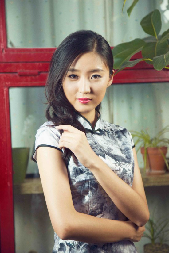 張穎旗袍寫真 展現(xiàn)最美民族風(fēng)情