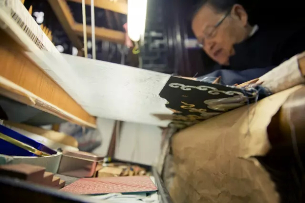 �~�z�����z��Ʒ�еĐ��R��