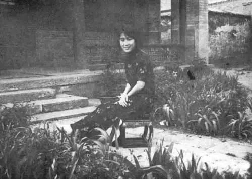 ���Ů���ǰ���������