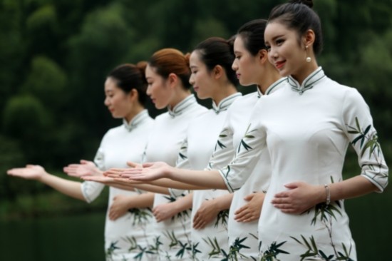 ������Ů�ྚ����ӭ�p������