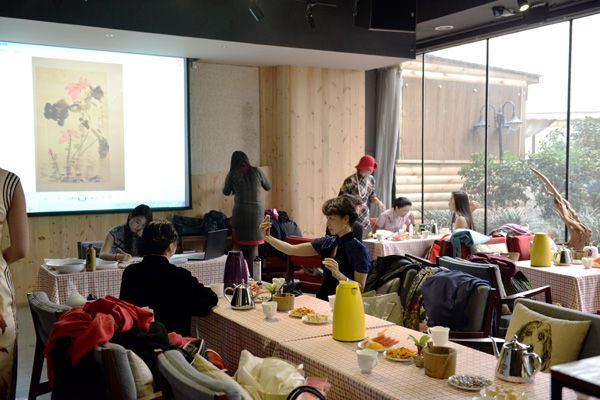 �A�ѕ����ڣ������c��Ů���A�s �������ی���ɻ�