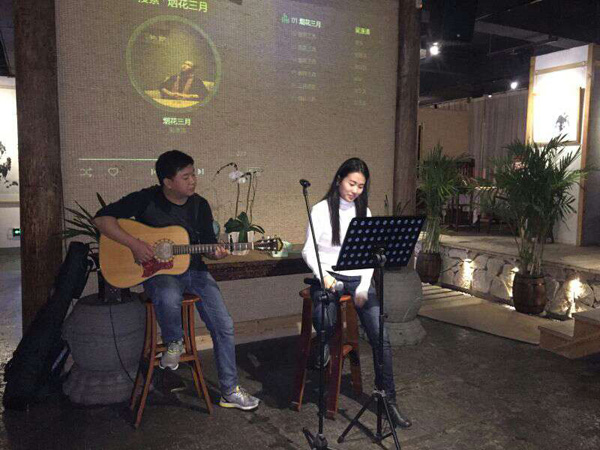 �A�ѕ����ڣ������c��Ů���A�s �������ی���ɻ�